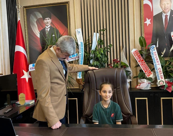 Başkan Dr. Hüseyin Avni Coşkun Çebi Koltuğunu Miniklere Bıraktı