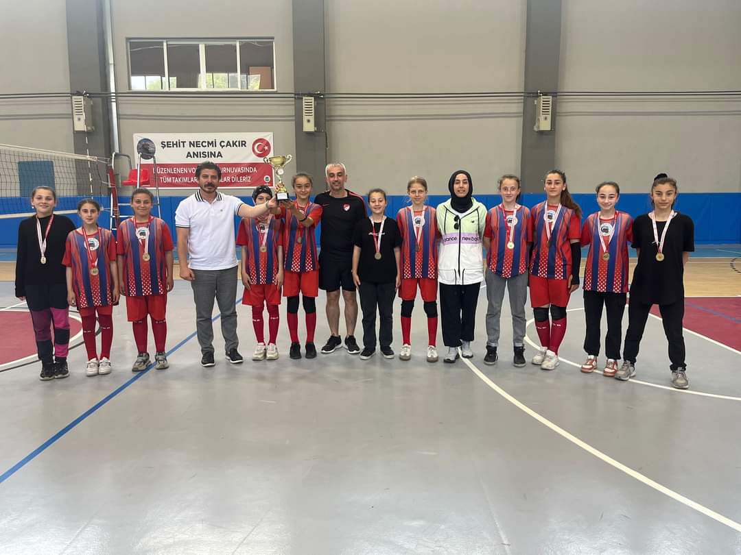 Araklı Değirmencik Ortaokulu Voleybol'da Şampiyon Oldu