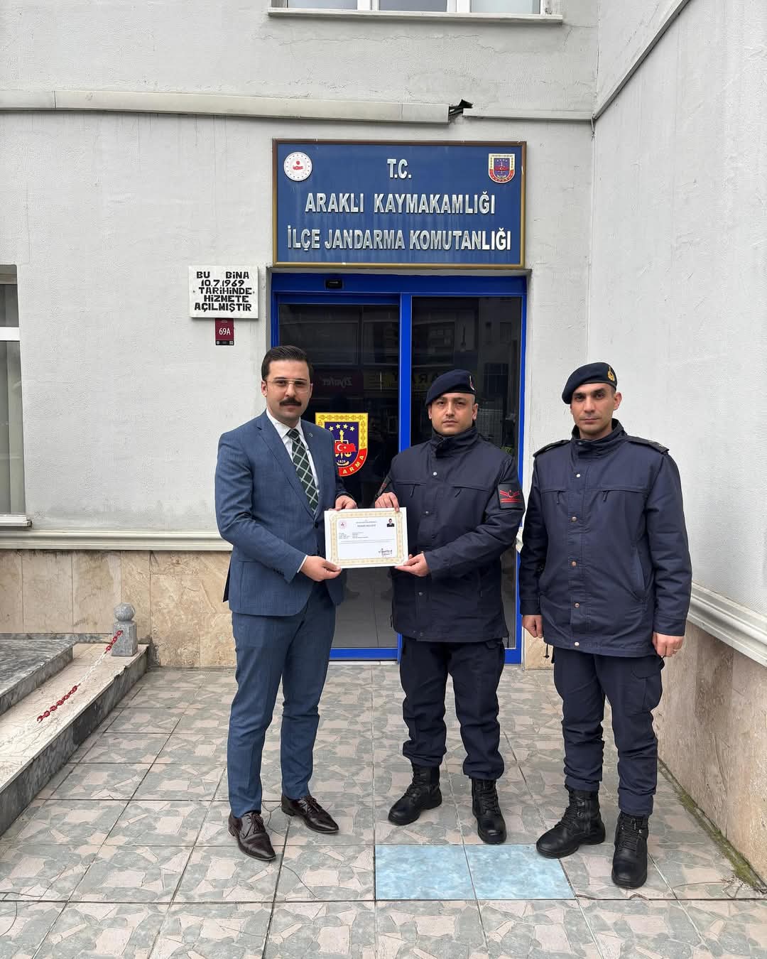 Araklı Kaymakamı Personele Başarı Belgesi