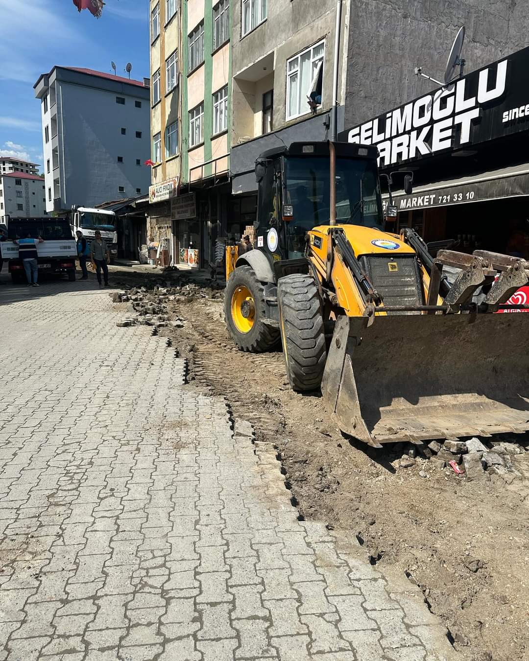 Araklı Merkezde Bozuk Yollar Yapılıyor