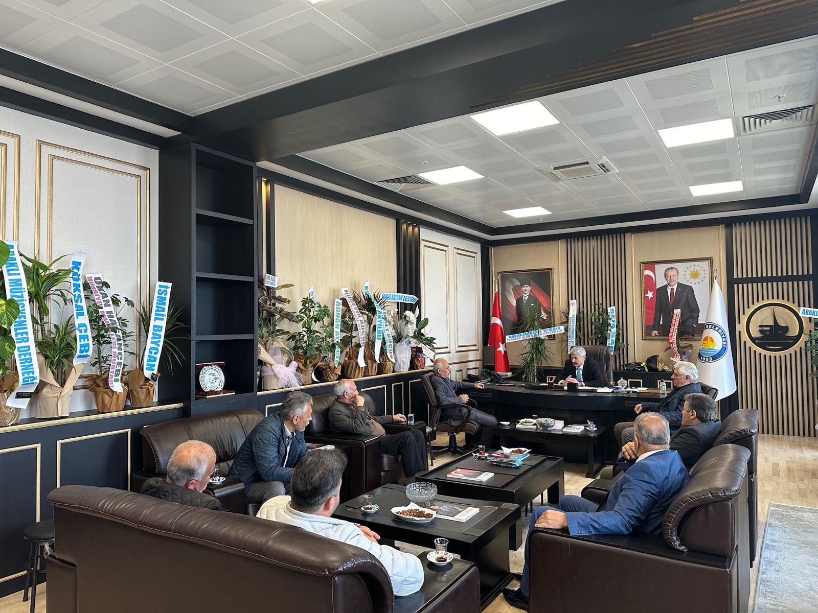 Araklı'da Dolu Dolu Bayram! Coşkun Başkan Hem sahada Hem Belediye'de Vatandaşıyla