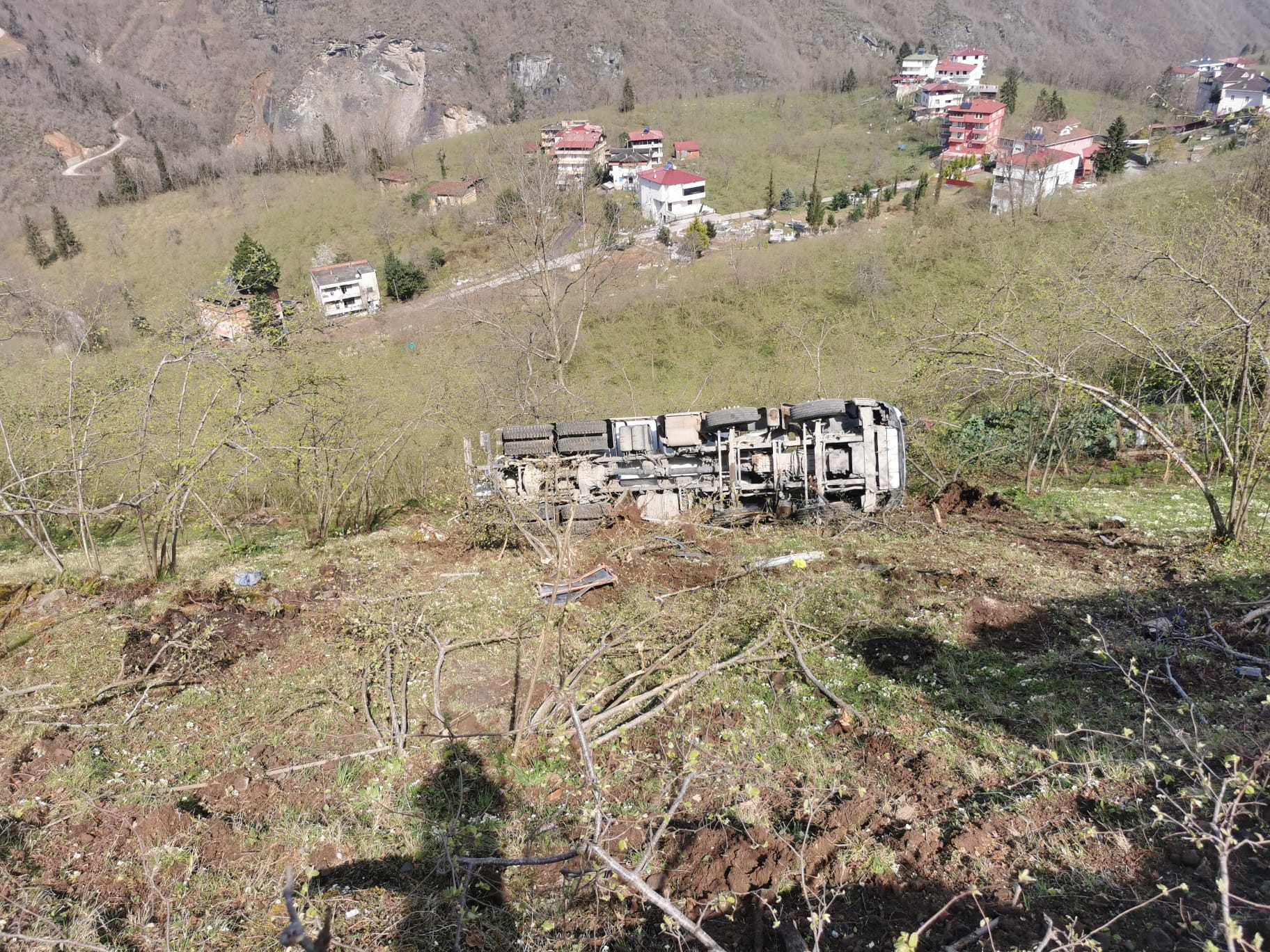 Araklı'da Kokutan kaza! Araç ters döndü