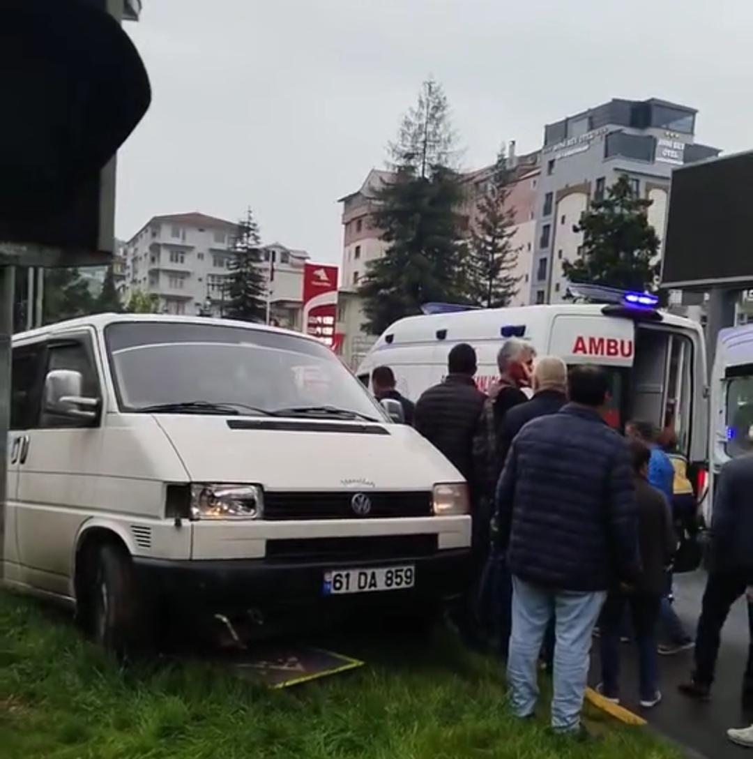 Araklı'da Minübüs Orta Refüje çıktı