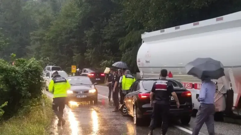 Araklı Karadere Yolunda Trafik Kazası 4 Araç Birbirine Girdi